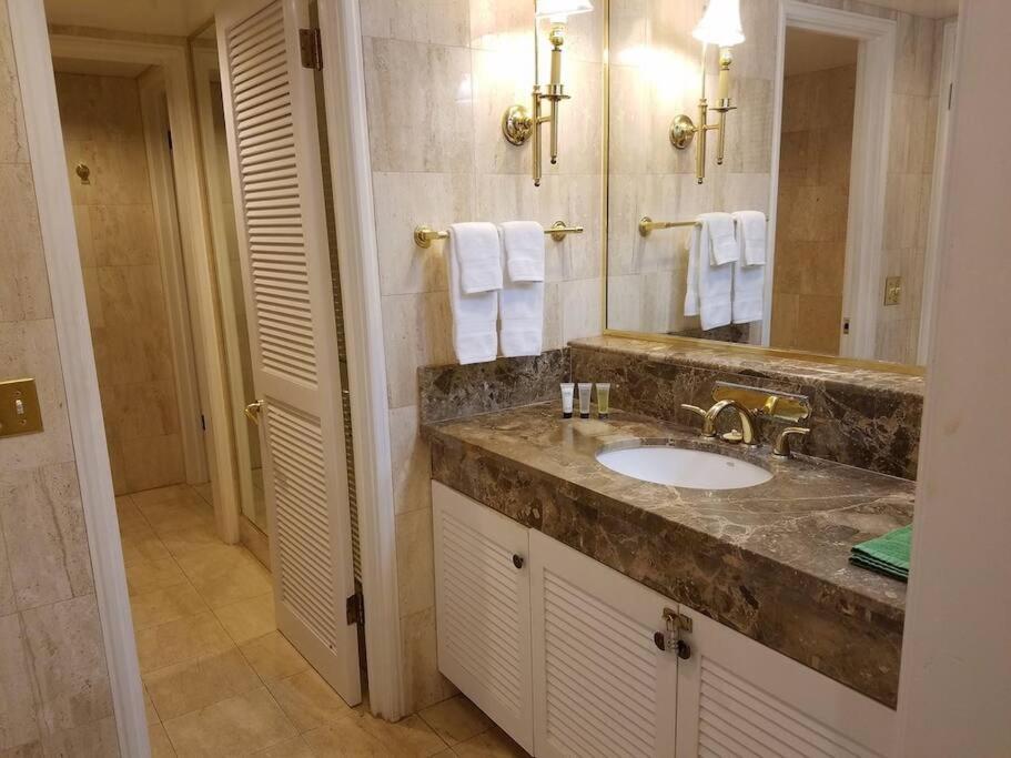 Brooks Vacations 4 Star Wyndham 2003 Waikiki Honolulu