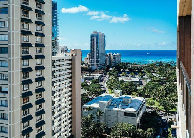 Brooks Vacations 4 Star Wyndham 2003 Waikiki Apartment